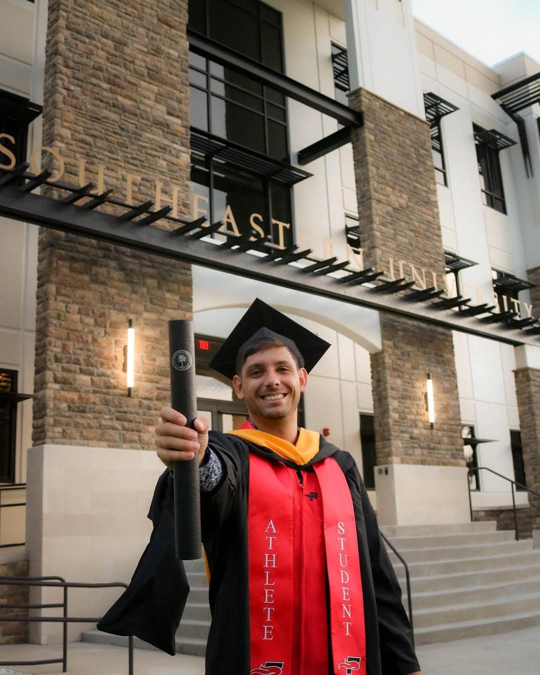 Estudiante graduándose en universidad de Estados Unidos